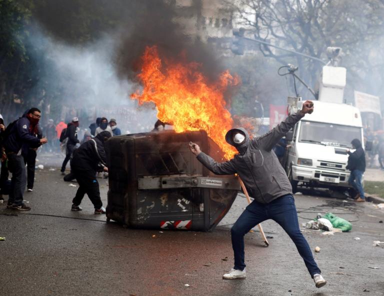 Αργεντινή: Πλαστικές σφαίρες και κλίμα πολέμου στις διαδηλώσεις! [pics]