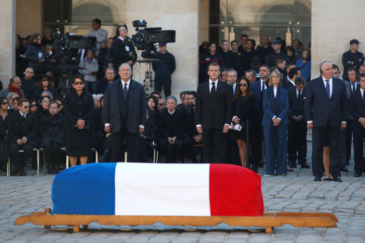 Σαρλ Αζναβούρ: Η παλιά φρουρά και όλη η Γαλλία αποχαιρέτησαν έναν μεγάλο