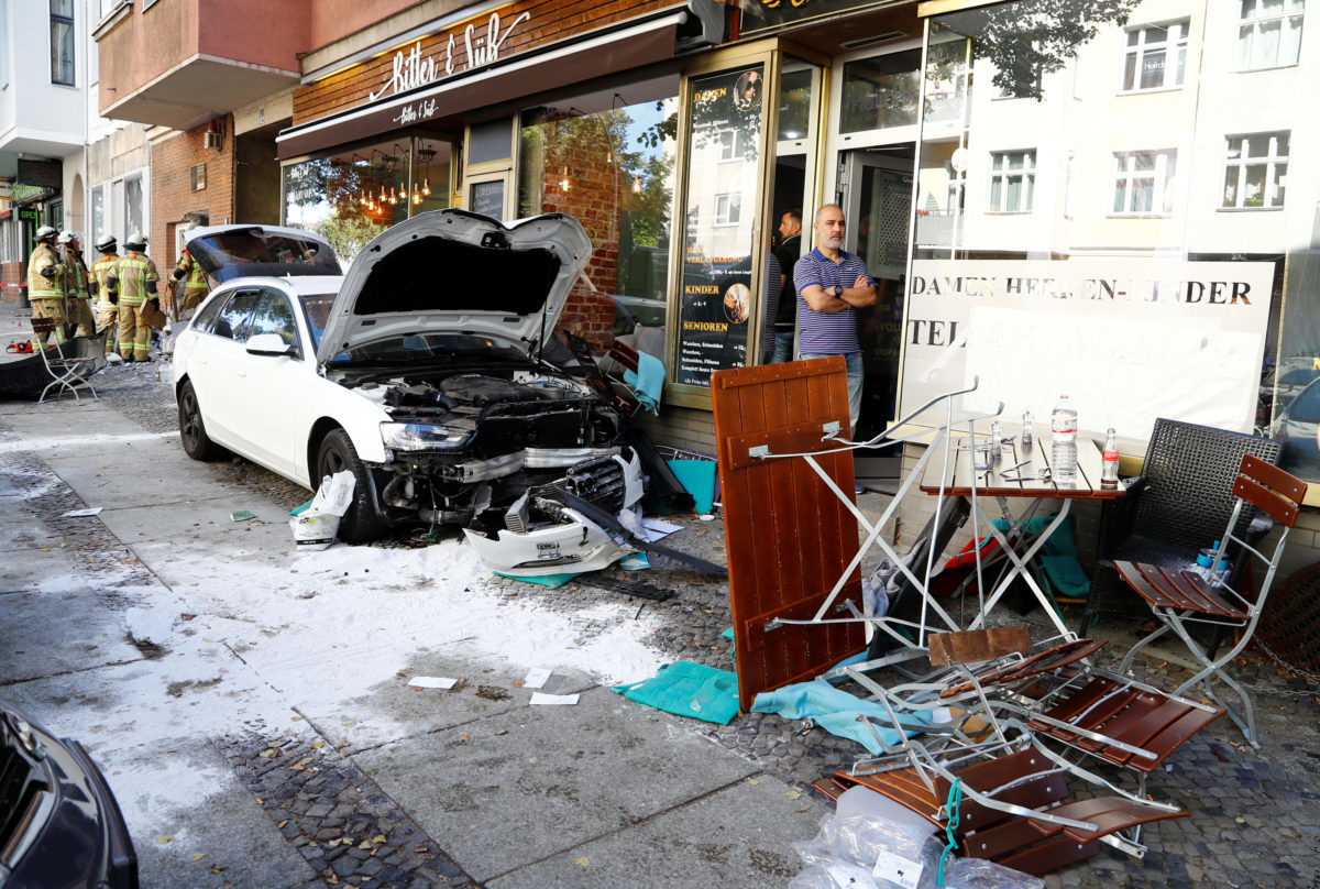 Αυτοκίνητο έπεσε σε καφέ στο Βερολίνο! Τουλάχιστον 5 τραυματίες [pics]