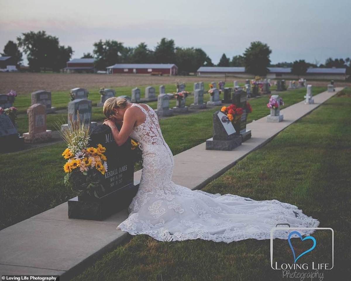 Συγκλονίζει η εικόνα της νύφης μπροστά από το μνήμα του αγαπημένου της!