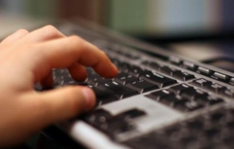Μαθήματα ηλεκτρονικών υπολογιστών σε άτομα της τρίτης ηλικίας στου Ρέντη