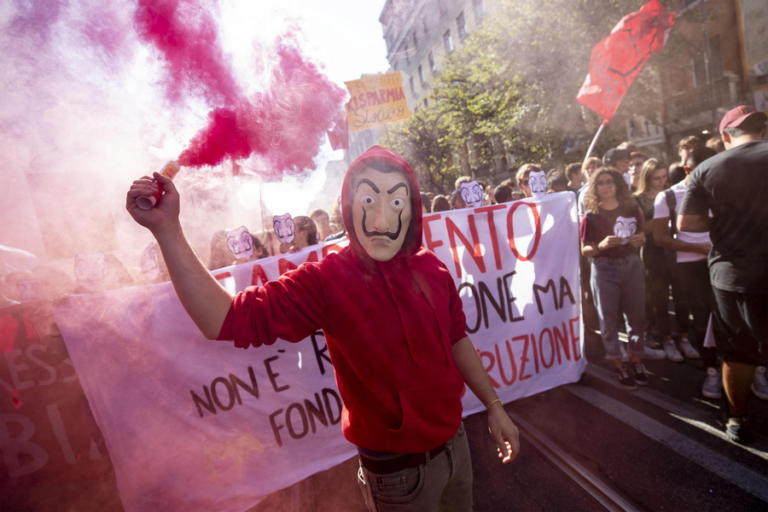 Ιταλία: Μαθητικές διαδηλώσεις με άρωμα… Casa De Papel – Έκαψαν ομοιώματα του Ντι Μάιο και του Σαλβίνι [pics]