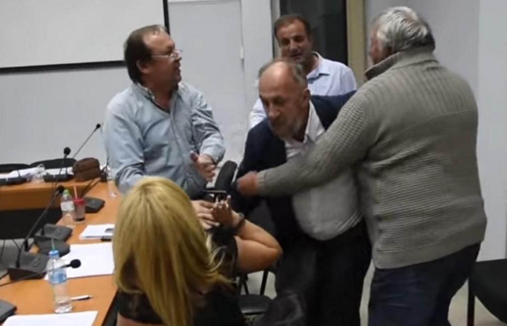 Τρίκαλα: Η γυναίκα που έγινε κόκκινο πανί για τον δήμαρχο Φαρκαδόνας – Η στιγμή που το δημοτικό συμβούλιο τινάζεται στον αέρα – video