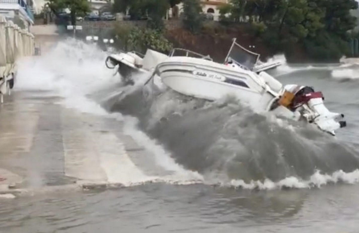 Επίδαυρος: Η στιγμή που τα κύματα βγάζουν τα σκάφη από τη θάλασσα στη στεριά – Απίστευτες εικόνες – video