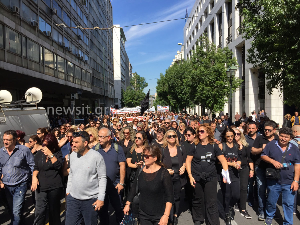 Καθιστική διαμαρτυρία των εργαζομένων του “Βοήθεια στο Σπίτι” [pics]