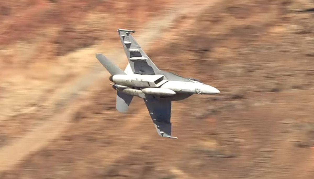 «Έδωσαν τα ρέστα» τους οι πιλότοι μαχητικών των ΗΠΑ πετώντας σύριζα πάνω από τα βράχια [vid]