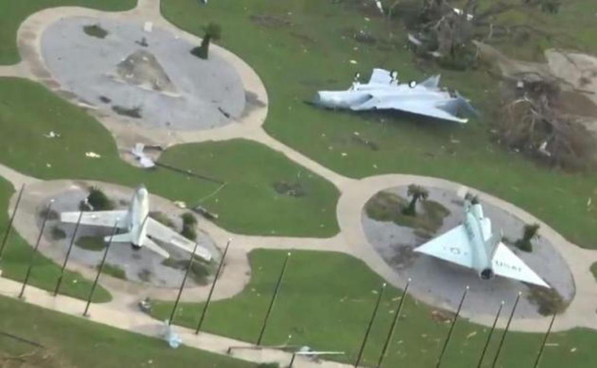 Τυφώνας Michael: Εικόνες “αποκάλυψης” στην αεροπορική βάση Tyndall των stealth F-22! [vids, pics]