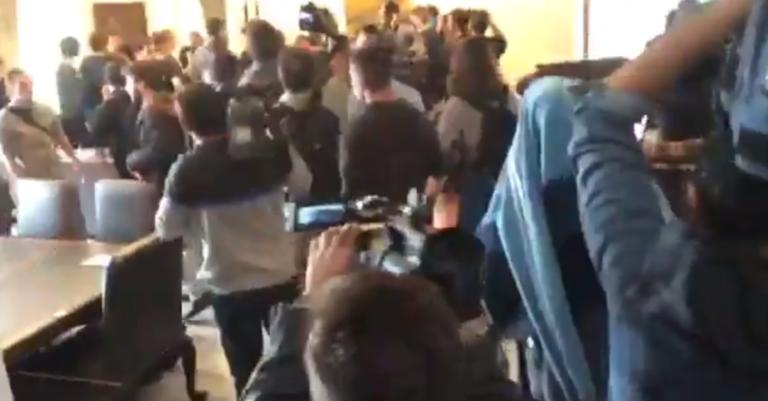 Εισβολή στο γραφείο Γαβρόγλου: Μαθητής βρίζει και σπρώχνει υψηλόβαθμο αξιωματικό της Αστυνομίας - Video