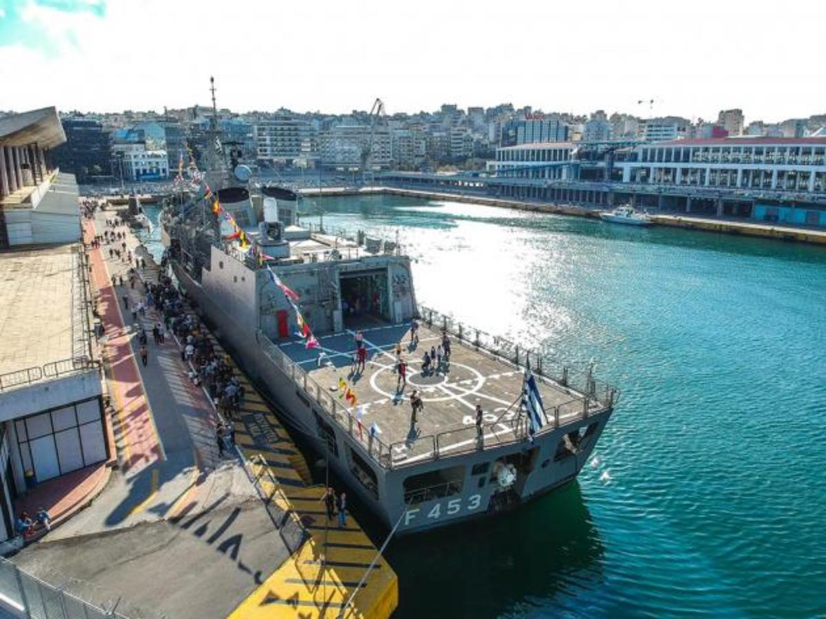 “Βούλιαξαν” από τον κόσμο τα πλοία του Πολεμικού Ναυτικού στην 28η Οκτωβρίου! [pics]