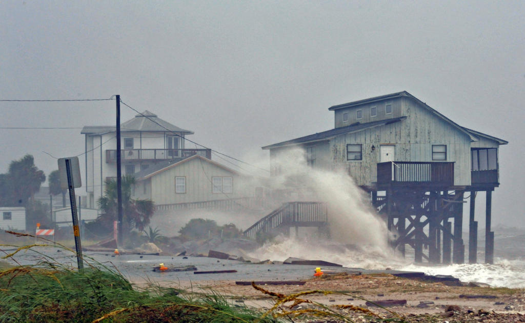 Κύματα θεριά, δυο νεκροί και καταστροφή από τον τυφώνα Μάικλ – video