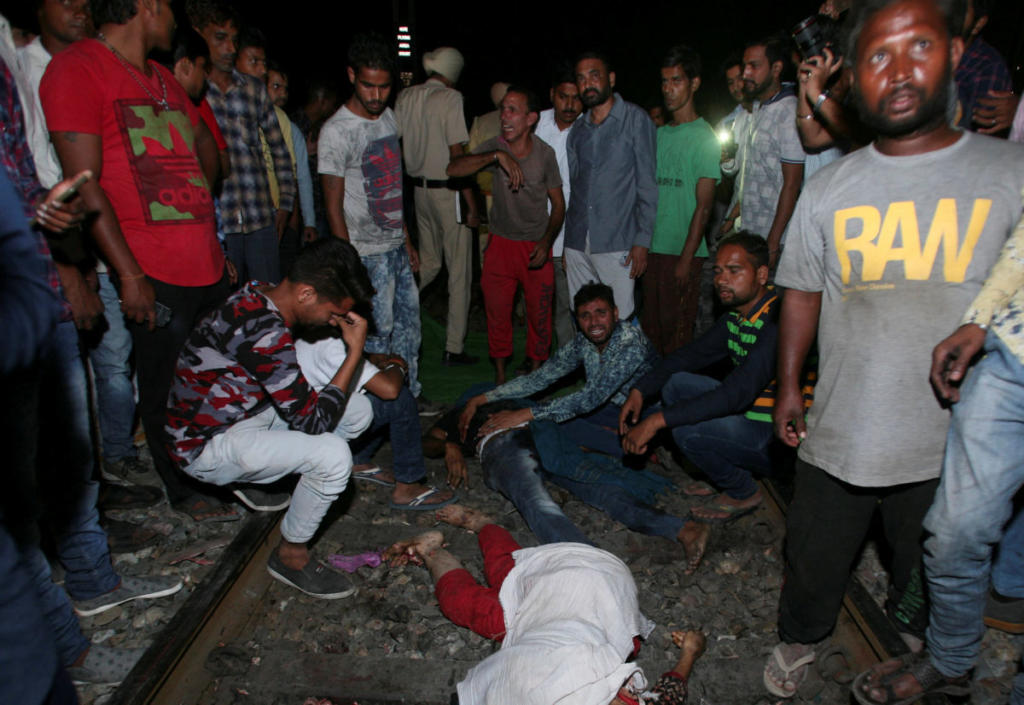 Πολύνεκρο δυστύχημα στην Ινδία! Τρένο έπεσε πάνω σε πλήθος – Video