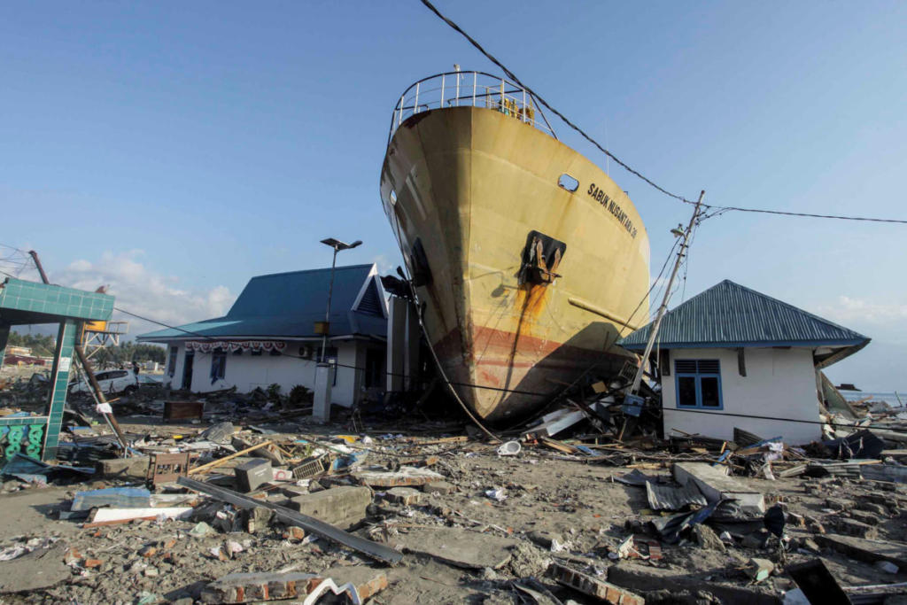 Καράβια βγήκαν στη στεριά από το τσουνάμι στην Ινδονησία