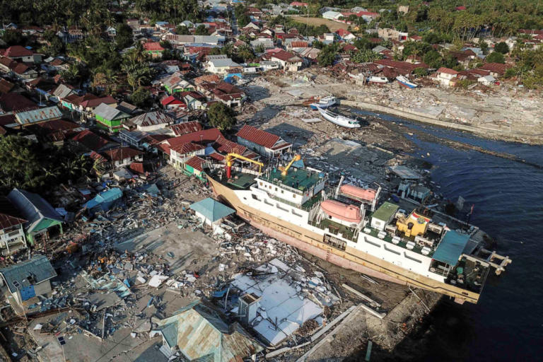 Ινδονησία: 844 οι νεκροί από τον φονικό σεισμό – Ο συνδυασμός παραγόντων που “γιγάντωσε” την τραγωδία- video