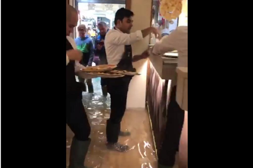 Το μαγαζί πλημμυρίζει και οι θαμώνες τρώνε… πίτσα! [video]