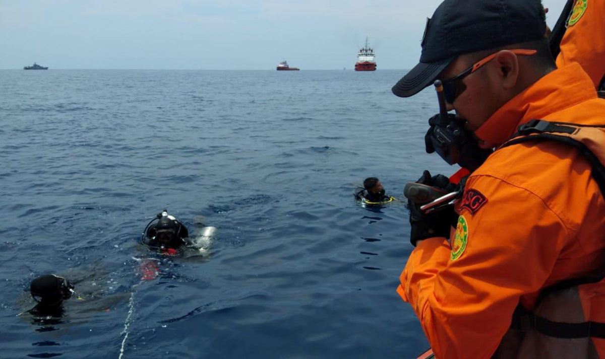 Άγνωστο ακόμα γιατί συνετρίβη στο αεροπλάνο στην Ινδονησία – Βρήκαν καθίσματα και σωσίβια