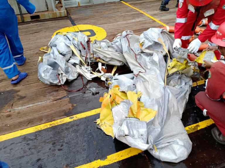 Καμία ελπίδα για επιζώντες μετά τη συντριβή αεροσκάφους στην Ινδονησία - Άρχισαν να ανασύρουν υπολείμματα ανθρώπων από τη θάλασσα