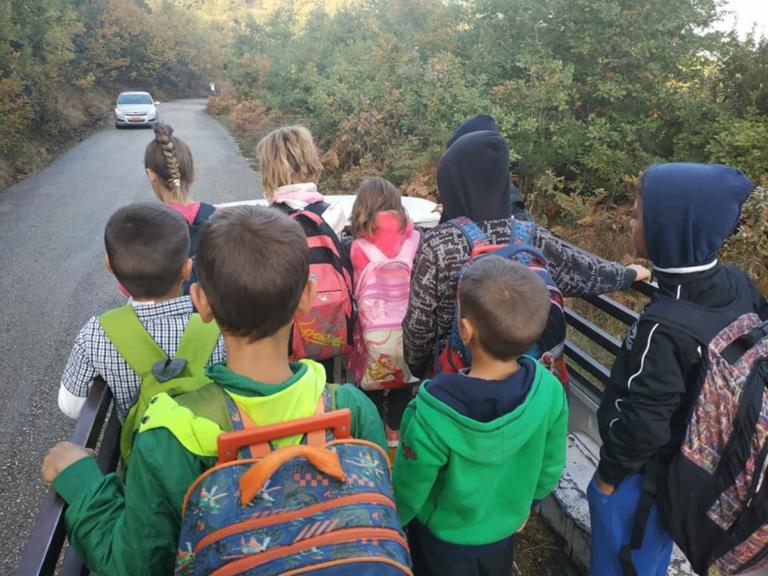 Αιτωλοακαρνανία: Το μαρτύριο της καρότσας – Μικρά παιδιά συνεχίζουν να πηγαίνουν έτσι στο σχολείο τους [pics]