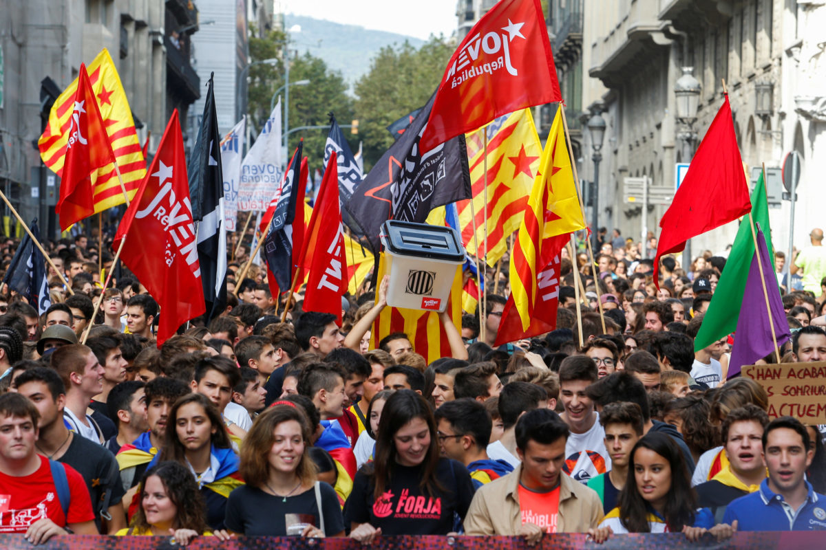 Ένας χρόνος από το δημοψήφισμα για την ανεξαρτησία της Καταλονίας – Δεκάδες χιλιάδες άνθρωποι στους δρόμους της Βαρκελώνης