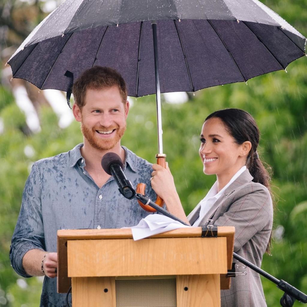 Στοργική σύζυγος η Μέγκαν Μαρκλ! Κρατάει την ομπρέλα όσο ο πρίγκιπας Χάρι μιλά στο κοινό