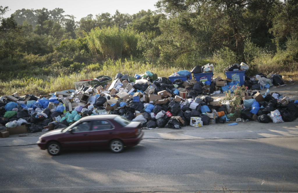 Κέρκυρα: Τα σκουπίδια “πνίγουν” το νησί – Αποχή μαθητών σε σχολείο – Αφόρητη δυσοσμία παντού!