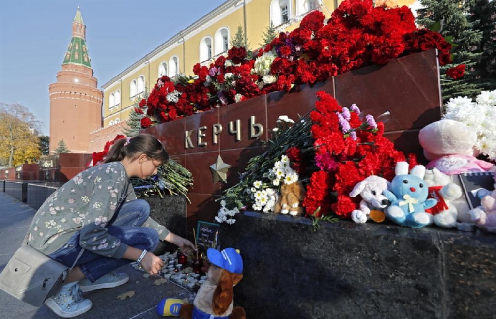 Η Κριμαία αποχαιρετά τους νεκρούς του Κερτς – Βαρύ το πένθος σε όλη την πόλη!
