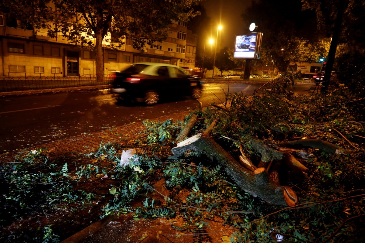 “Σαρώνει” την Πορτογαλία η τροπική καταιγίδα Λέσλι! Εκατοντάδες χιλιάδες χωρίς ρεύμα