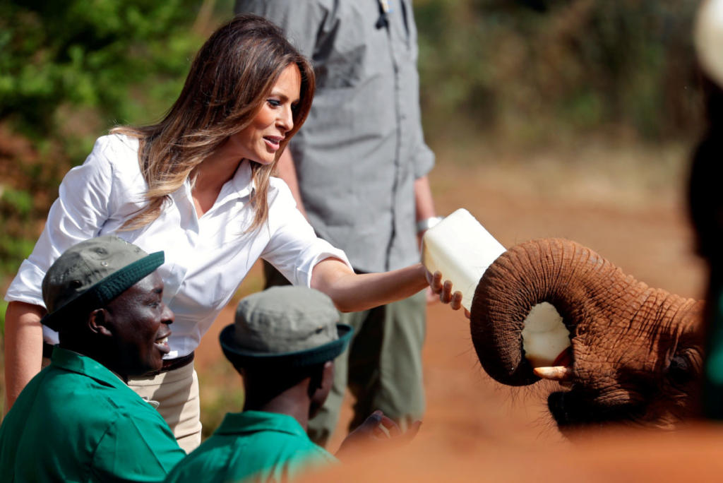 “Έλιωσε” η Μελάνια Τραμπ τάισε ελεφαντάκια και έκανε σαφάρι στο Ναϊρόμπι – Pics, video