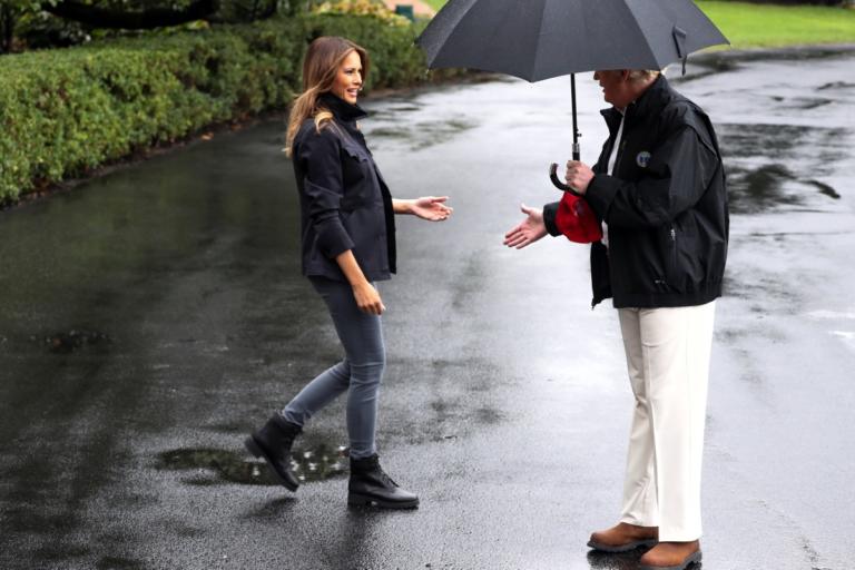 Βρεγμένη και... παρατημένη στην βροχή η Μελάνια Τραμπ! Δεν... χωρούσε στην ομπρέλα του Πλανητάρχη! video, pics