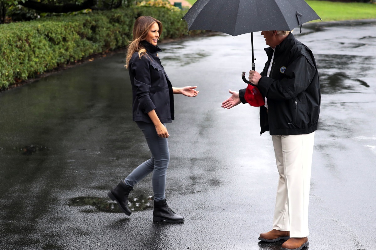 Μελάνια Τραμπ: Βρεγμένη και… παρατημένη στην βροχή! video, pics