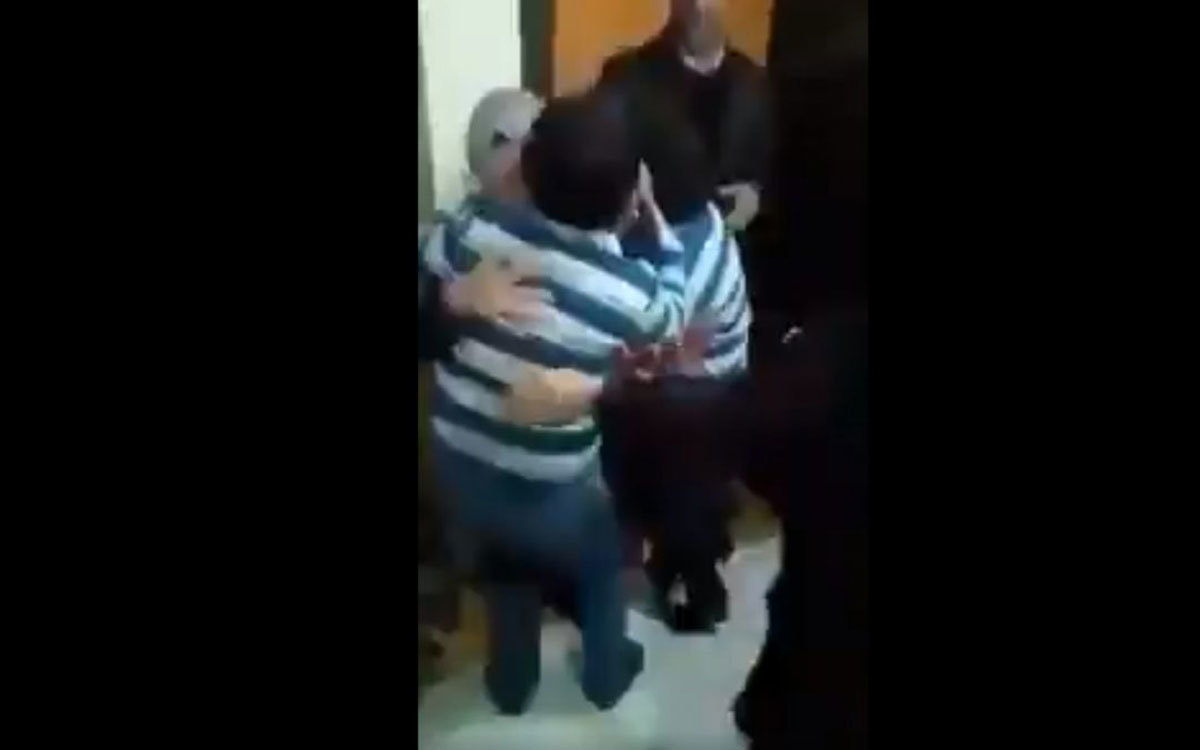 Ραγίζει καρδιές! Φυλακισμένη του Ερντογάν επιστρέφει στα παιδιά της μετά από 8 μήνες! [video]