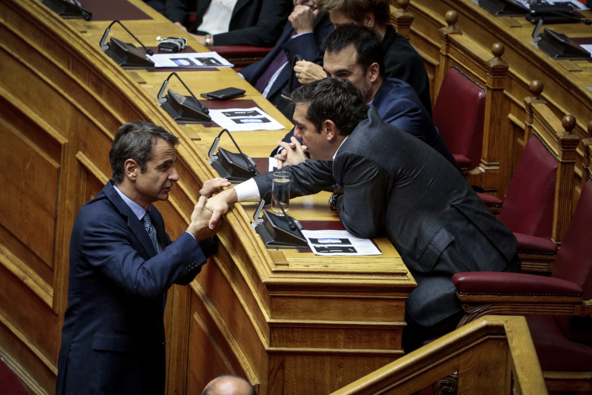 Τσίπρας – Μητσοτάκης: Ανθρώπινη στιγμή στη Βουλή
