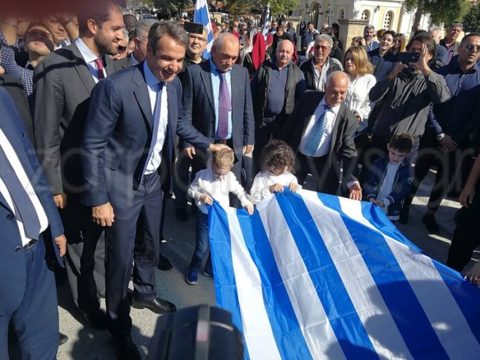 Κρήτη: Οι αγκαλιές του Κυριάκου Μητσοτάκη στους μικρούς σημαιοφόρους – Το μήνυμα του προέδρου της ΝΔ [pics]