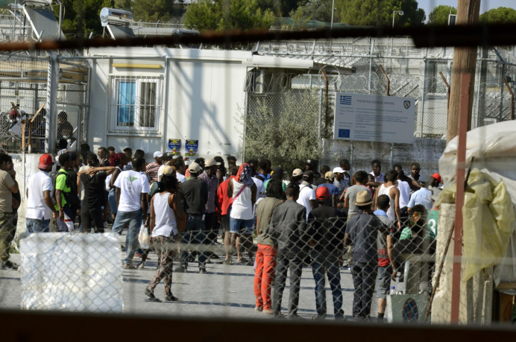 Λέσβος: Ξεσηκωμός μεταναστών στη Μόρια – Κατευθύνονται με πορεία στην καρδιά της Μυτιλήνης!