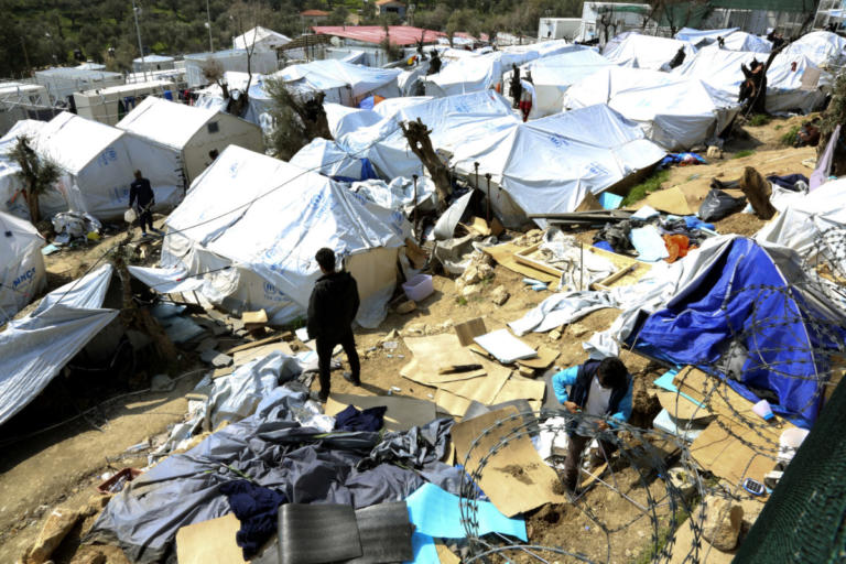 «Πόλεμος» Βίτσα – Ηλιόπουλου για το προσφυγικό – Νέες καταγγελίες για τη διαχείριση των κονδυλίων