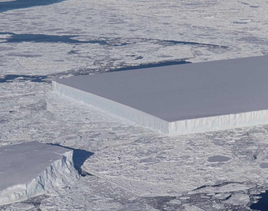 Παγόβουνο σαν… γιγάντιο παγάκι φωτογράφησε η NASA