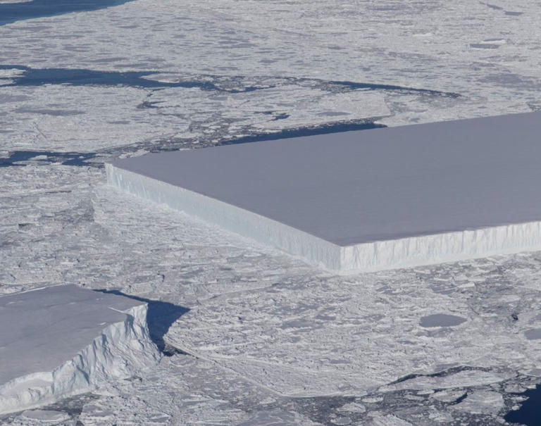 Αυτό είναι το πρωτοφανές γεωμετρικό παγόβουνο που φωτογράφισε η NASA