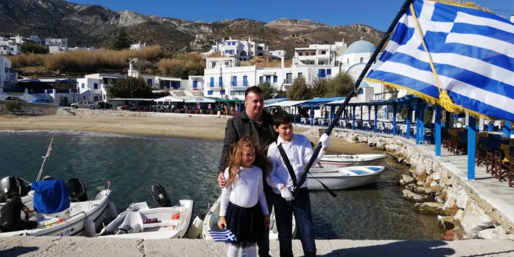 Νάξος: Οι δύο και μοναδικοί μαθητές που κράτησαν ψηλά τη γαλανόλευκη σημαία στην παρέλαση [pics]