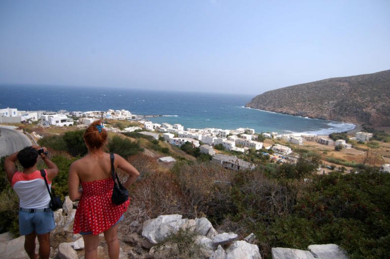 Νάξος: Οι τουρίστες από την Αυστρία δεν θέλουν κοντά τους “απένταρα σκουλήκια από την Ελλάδα” – Χαμός στο νησί!