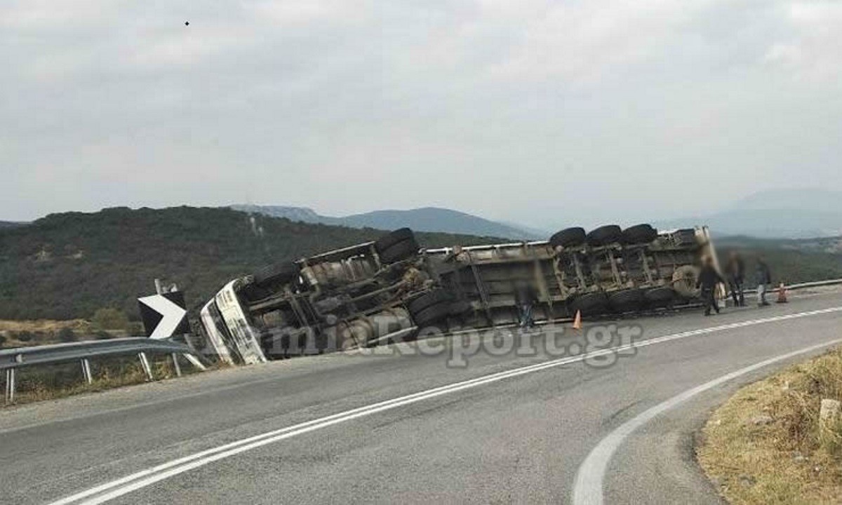 Φθιώτιδα: Ανατροπή νταλίκας σε επικίνδυνη στροφή – Σώθηκε από θαύμα ο οδηγός της [pics]