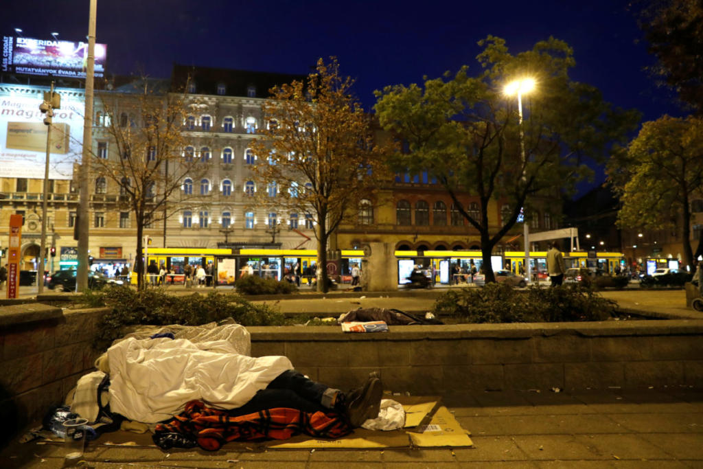 Ουγγαρία: Απαγορεύουν στους άστεγους να κοιμούνται στον δρόμο – Θα παίρνουν τα υπάρχοντα από όποιον δεν υπακούει!