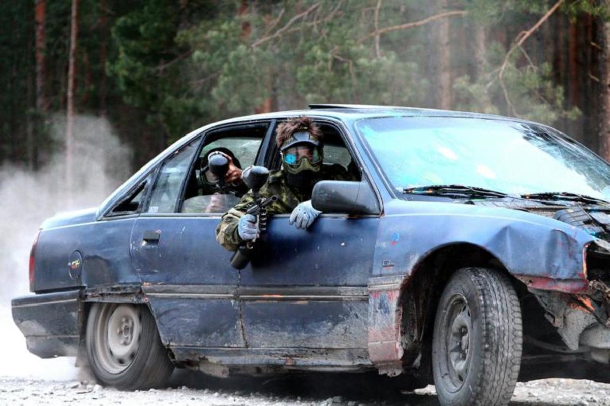 «Γάζωσαν» τουρίστριες με όπλα του paintball από εν κινήσει αυτοκίνητο [vid]