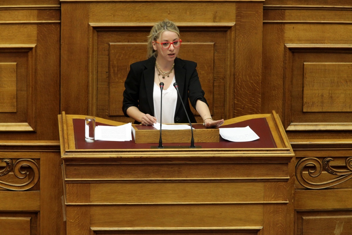 Κοζάνη: Έξαλλη η βουλευτής Τρικάλων διαψεύδει πως πήρε δασκάλα δημοτικού στο γραφείο της!