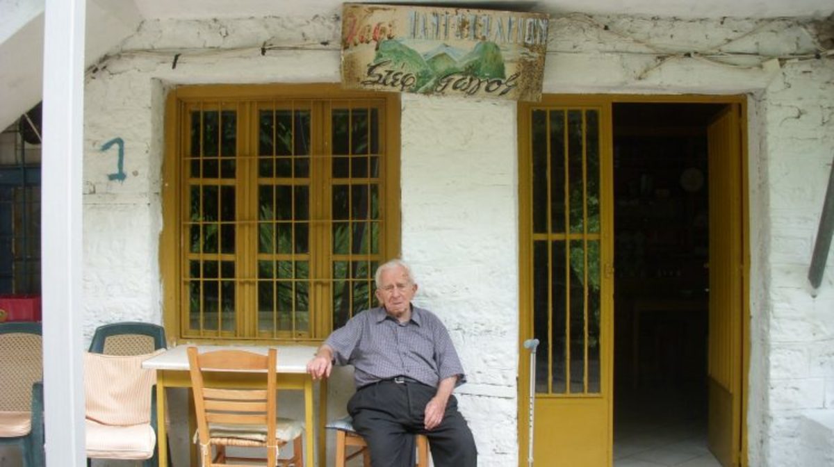 «Και μια κονσέρβα, κυρ Στέφανε!» Παντοπώλης ετών… 95 στα Τρίκαλα [pics]
