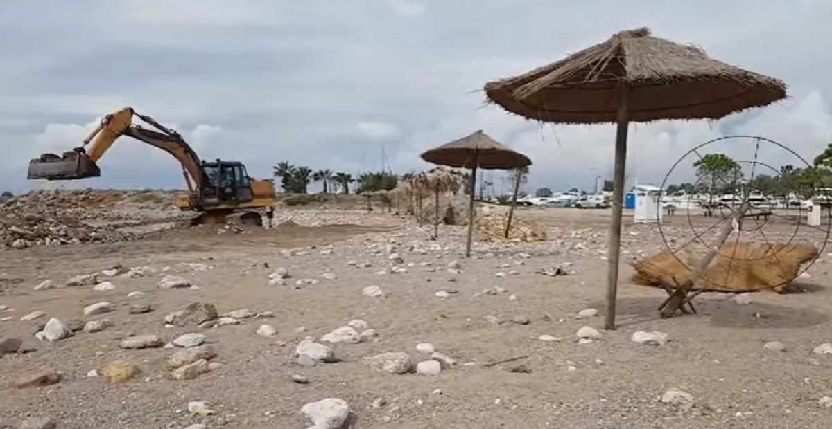 Το απόλυτο χάος στην παραλία Γλυφάδας έφερε ο τυφώνας Ζορμπάς [video]