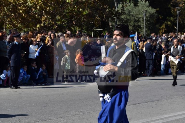 Μυτιλήνη: Συγκίνησε η παρέλαση ενός νεογέννητου – Δείτε τον λεβέντη πατέρα με το νεογνό του σε μάρσιπο [pics]