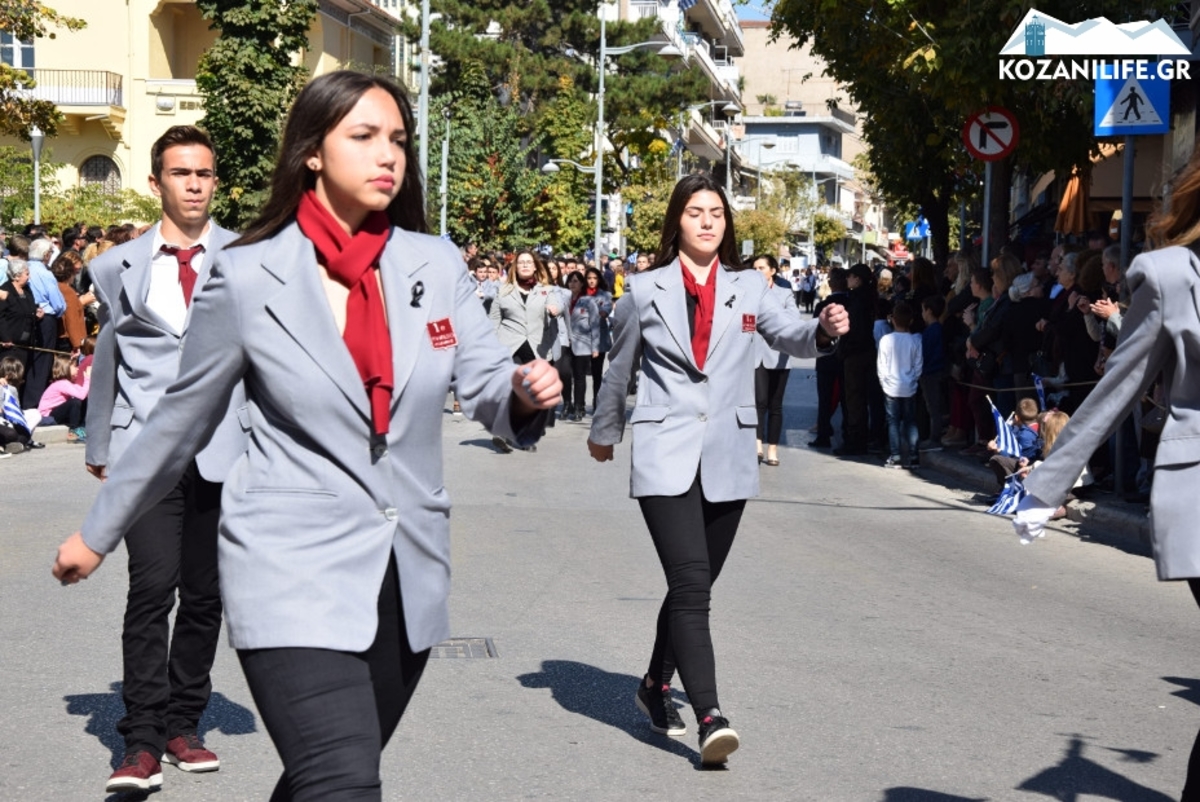 Κοζάνη: Η λεπτομέρεια στις στολές των μαθητών συγκίνησε τους πάντες – Η παρέλαση και τα στιγμιότυπα που συζητήθηκαν!