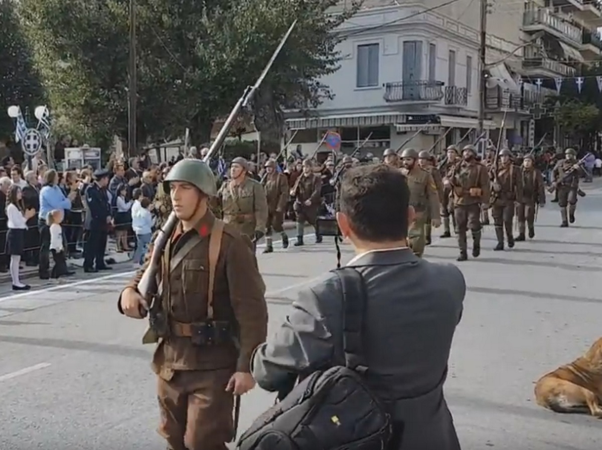 Κατερίνη: Έκαναν παρέλαση με τα αυθεντικά όπλα του 1940 – Το πέρασμα που μαγνήτισε τα βλέμματα όλων – video