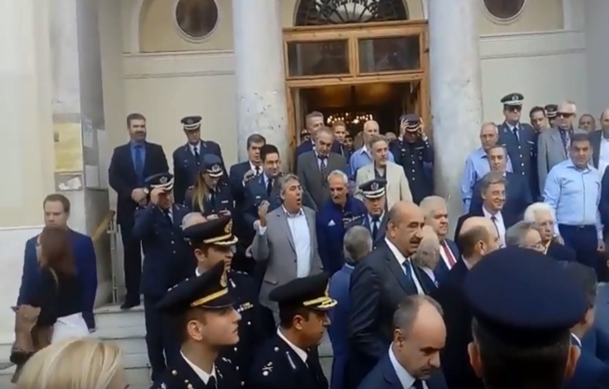 Πάτρα: Φραστική επίθεση κατά του Νίκου Νικολόπουλου έξω από τη Μητρόπολη – Video