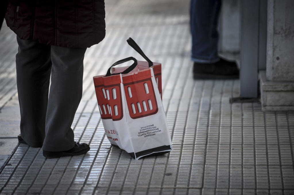 Όχι μόνο φέρνουν τα ψώνια στο σπίτι, αλλά τακτοποιούν και τα τρόφιμα!