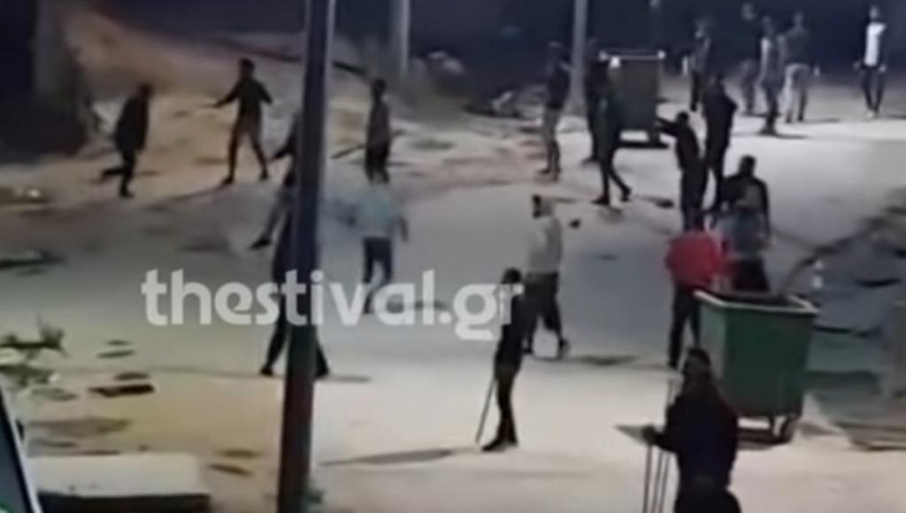 Θεσσαλονίκη: Το βίντεο ντοκουμέντο των επεισοδίων σε κέντρο φιλοξενίας προσφύγων – Μαχαιρώματα και πετροπόλεμος!